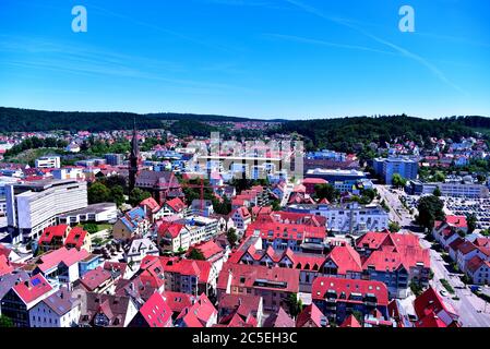 Guardando giù dal Castello di Hellenstein alla città Heidenheim in una mattina Sunny estate, Alb Svevo, Germania, Europa, Viaggi Foto Stock