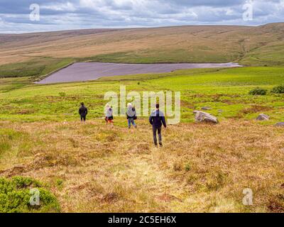 Gli escursionisti che discendono Buckstones si allentano verso il serbatoio di March Haigh. Foto Stock