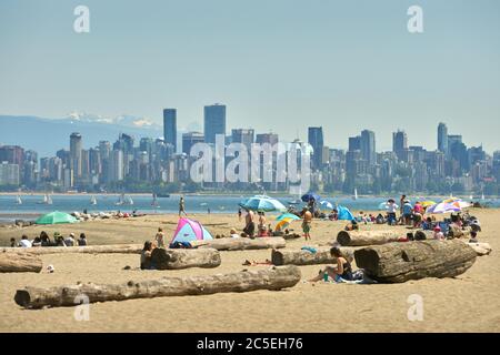 Vancouver, British Columbia, Canada – 28 maggio 2017. Spagnolo Banche Estate. La gente apprezza la spiaggia che si affaccia sulla English Bay. Vancouver, British Columb Foto Stock