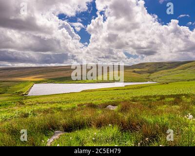 Lago artificiale di Haigh marzo con Berry Greave in distanza. Huddersfield. Foto Stock