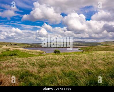 Marzo Haigh diga serbatoio con Marsden in lontananza. Huddersfield. Yorkshire Foto Stock