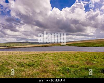 Il lago artificiale di Haigh, rivolto a sud verso Stack End. Huddersfield. REGNO UNITO Foto Stock