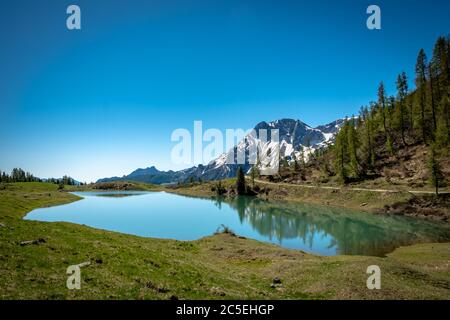 Maggio giornata di sole al lago nelle alpi del Friuli-Venezia Giulia Foto Stock