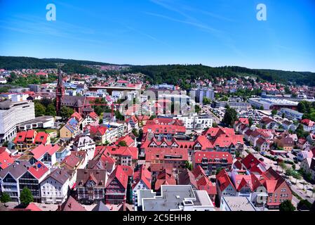 Guardando giù dal Castello di Hellenstein alla città Heidenheim in una mattina Sunny estate, Alb Svevo, Germania, Europa, Viaggi Foto Stock