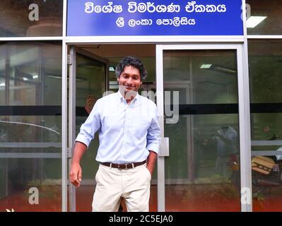 Colombo, Sri Lanka. 2 luglio 2020. L'ex cricketer dello Sri Lanka Kumar Sangakkara, capitano della Coppa del mondo di cricket 2011, lascia l'unità investigativa speciale a Colombo il 02 luglio 2020. Credit: PRADEP Dambarage/ZUMA Wire/Alamy Live News Foto Stock