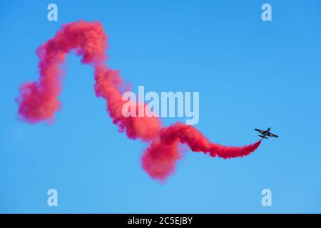 Regione di Mosca - 21 luglio 2017: Aereo da esposizione aerobica del team degli Emirati Arabi Uniti al Salone Internazionale dell'Aviazione e dello spazio (MAKS) di Zhuk Foto Stock