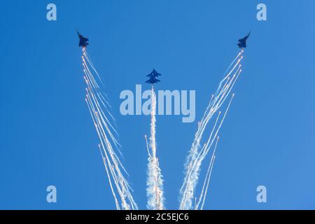 Regione di Mosca - 21 luglio 2017: Il team di esposizione di Aerobatic 'Cavalieri Russi' su su-30SM al Salone Internazionale dell'Aviazione e dello spazio (MAKS) a Zhukovsky. Foto Stock