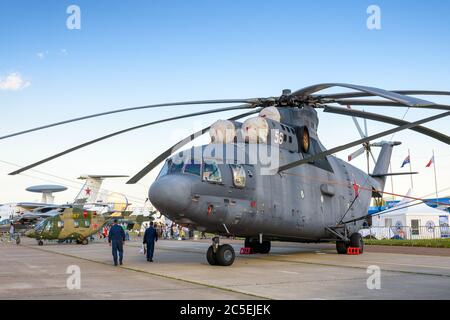 Regione di Mosca - 21 luglio 2017: Elicottero russo per trasporto pesante MIL mi-26 al Salone Internazionale dell'Aviazione e dello spazio (MAKS) a Zhukovsky Foto Stock