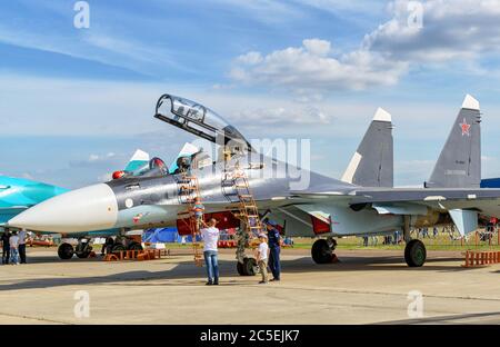 REGIONE DI MOSCA - 28 AGOSTO 2015: Combattente russo multiruolo Sukhoi su-30 'Flanker-C' al Salone Internazionale dell'Aviazione e dello spazio (MAKS). Foto Stock