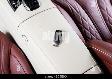 Sankt-Petersburg, Russia, 12 gennaio 2018: Primo piano della chiave Mercedes Benz AMG in pelle traforata rossa, sul sedile dell'auto Foto Stock