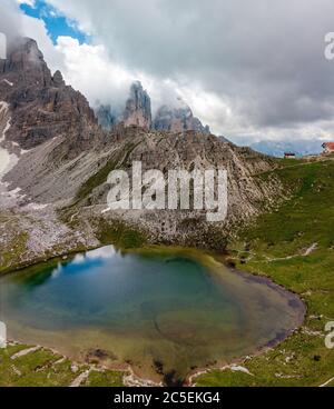 La vista aerea del rifugio Antonio Locatelli è un rifugio in Alto Adige, il monte Paterno e le tre Cime di Lavaredo, Drei Zinnen, Laghi Foto Stock