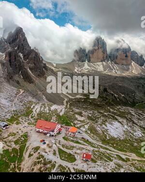 Vista aerea del rifugio Antonio Locatelli è un rifugio in Alto Adige, il monte Paterno e le tre Cime di Lavaredo, Drei Zinnen. Italia Foto Stock