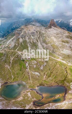 Veduta aerea della Torre dei Scarperi e dei Laghi dei piani. Alto Adige, vicino alle tre Cime di Lavaredo, Drei Zinnen. Italia Foto Stock