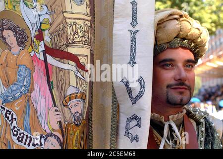 Asti, Piemonte, Italia. -09/16/2007- la corsa dei cavalli del Palio è una tradizionale festa della mostra medievale dei lanciabandieri, processione storica Foto Stock
