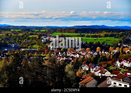 Guardando giù da una collina ad Aalen-Wasseralfingen, una bella città nel paesaggio collinare dell'Alb Svevo in un giorno d'autunno soleggiato, Germania, Europa Foto Stock