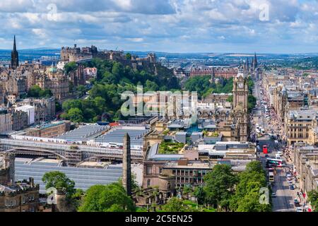 Vista aerea della città di Edimburgo in Scozia, tra cui molti dei suoi famosi monumenti Foto Stock