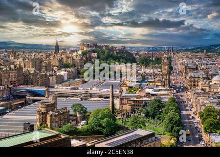 Vista panoramica della città di Edimburgo in Scozia al tramonto - con vista su diversi famosi monumenti Foto Stock