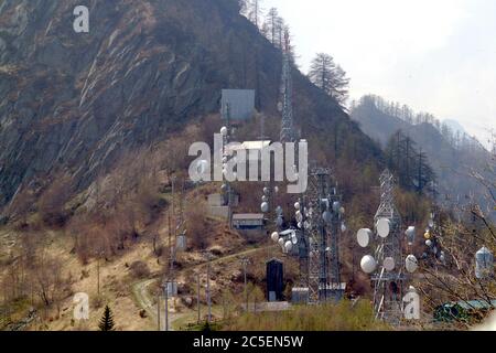 Elettrosmog rischio dovuto ai ripetitori TV e telefoni cellulari Foto Stock