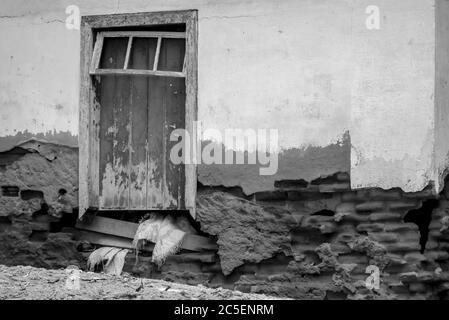 Particolare della vecchia fattoria coloniale, con porta in legno e base di casa in decomposizione, Diamantina City, Minas Gerais state, Brasile Foto Stock