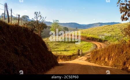 Curve e burroni di strade sterrate nel comune di Serro, stato di Minas Gerais, Brasile Foto Stock