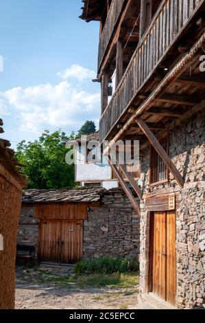 Autentica architettura bulgara di revival nazionale del XVIII secolo nel villaggio di Kovachevitsa Bulgaria come identità architettonica nella regione dei Balcani. Foto Stock