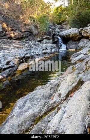 Cascata Belchior, che scorre tra le rocce, con la foresta accanto a essa, Caraca santuario, Catas Altas città, Minas Gerais stato, Brasile Foto Stock