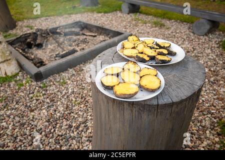 Patate al forno nel falò del giardino servite su un piatto Foto Stock