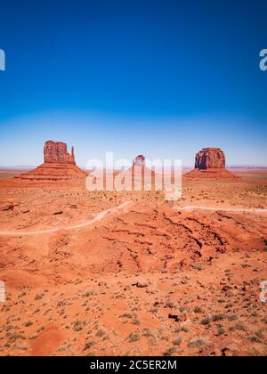 Monument Valley dal centro visitatori, panoramica di buttes arenaria, Arizona Utah Foto Stock