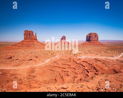 Monument Valley dal centro visitatori, panoramica di buttes arenaria, Arizona Utah Foto Stock