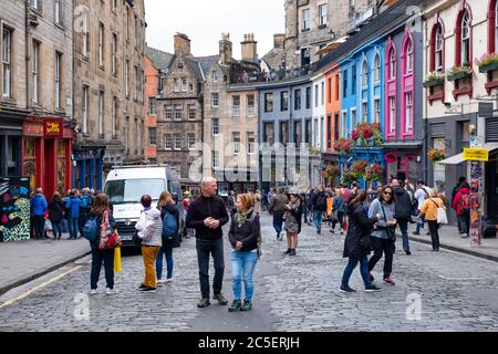 Colorati negozi e turisti nella famosa Victoria Street di Edimburgo Foto Stock