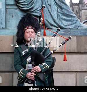 Suonatore di cornamusa in tradizionali forni scozzesi a Edimburgo Foto Stock