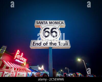 Famoso cartello al molo di Santa Monica nella California del Sud di notte Foto Stock