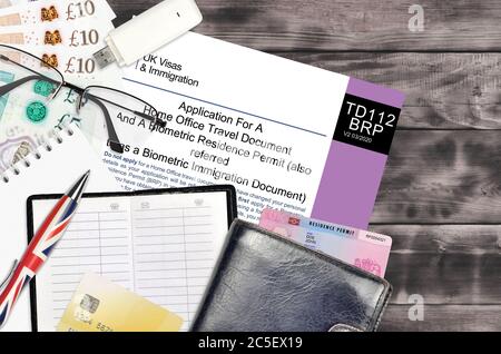 Modulo in inglese TD112 domanda di un documento di viaggio per l'ufficio di casa e di un permesso di soggiorno biometrico o di un documento biometrico di immigrazione da visti del Regno Unito e. Foto Stock