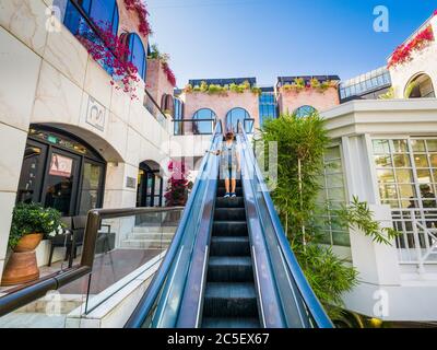 Los Angeles, California, Vista di Rodeo Drive durante una giornata di sole a Beverly Hills Foto Stock