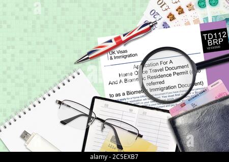 Modulo in inglese TD112 domanda di un documento di viaggio per l'ufficio di casa e di un permesso di soggiorno biometrico o di un documento biometrico di immigrazione da visti del Regno Unito e. Foto Stock