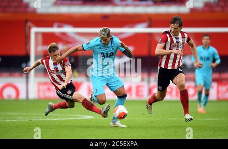 Ben Osborn di Sheffield United affronta la lamella Erik di Tottenham Hotspur durante la partita della Premier League a Bramall Lane, Sheffield. Foto Stock