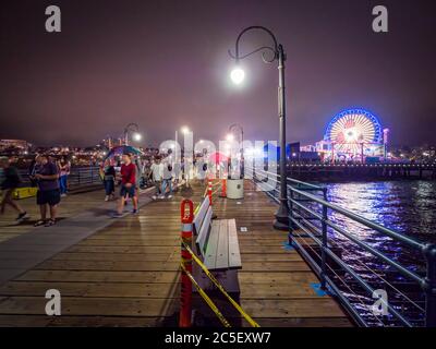 Il molo di Santa Monica nella California meridionale di notte Foto Stock