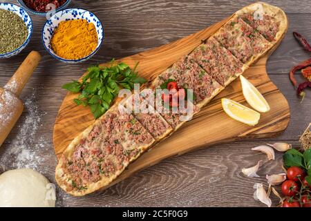 Tradizionale piatto turco al forno pide. Pizza turca pide, antipasti mediorientali. Cucina turca. Vista dall'alto. PIDE con ripieno di carne Foto Stock