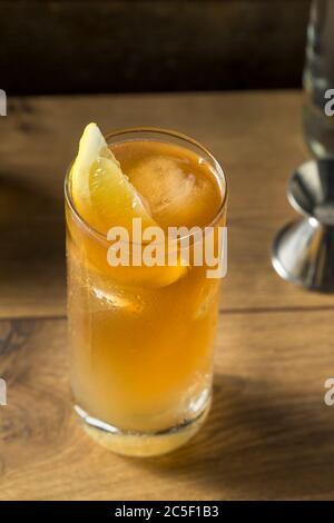 Cocktail Boozy Long Island con tè freddo e limone Foto Stock
