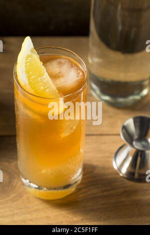 Cocktail Boozy Long Island con tè freddo e limone Foto Stock
