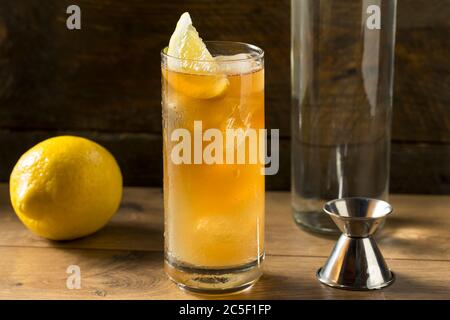 Cocktail Boozy Long Island con tè freddo e limone Foto Stock