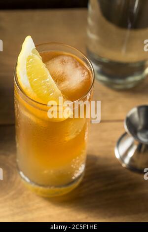 Cocktail Boozy Long Island con tè freddo e limone Foto Stock