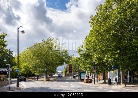 EAST GRINSTEAD, WEST SUSSEX/UK - 1 LUGLIO: Vista di London Road a East Grinstead il 1 luglio 2020. Persone non identificate Foto Stock