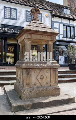 EAST GRINSTEAD, WEST SUSSEX/UK - 1 LUGLIO: Vista della fontana di bevande a East Grinstead West Sussex il 1 luglio 2020 Foto Stock