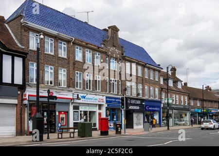 EAST GRINSTEAD, WEST SUSSEX/UK - 1 LUGLIO: Vista di London Road a East Grinstead il 1 luglio 2020. Persone non identificate Foto Stock