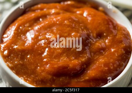 Salsa cocktail piccante fatta in casa per fare un'immersione di pesce Foto Stock
