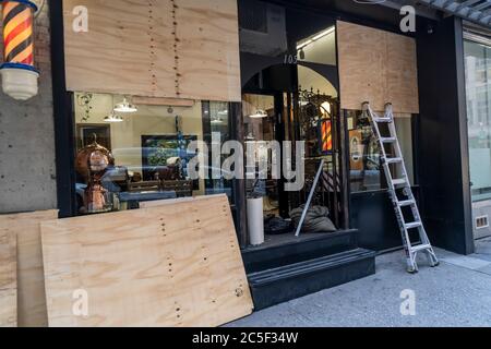 Il Chelsea Park Barbers a Chelsea a New York si prepara ad aprire come parte della fase 2 riapertura di New York, visto domenica 21 giugno 2020. A partire da giugno 22 la città entra nella fase 2 del suo piano di riapertura che consente alle aziende di assistenza personale di operare, così come lo shopping in-store, e ristoranti all'aperto, anche se con restrizioni. (© Richard B. Levine) Foto Stock