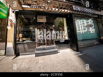 Il Chelsea Park Barbers a Chelsea a New York si prepara ad aprire come parte della fase 2 riapertura di New York, visto domenica 21 giugno 2020. A partire da giugno 22 la città entra nella fase 2 del suo piano di riapertura che consente alle aziende di assistenza personale di operare, così come lo shopping in-store, e ristoranti all'aperto, anche se con restrizioni. (© Richard B. Levine) Foto Stock