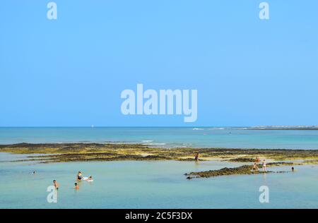 I turisti in Corralejo Beach in Fuerteventura una delle isole Canarie Foto Stock