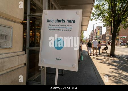 Cartello di capacità fuori della Old Navy a Chelsea, che apre per lo shopping a Chelsea a New York domenica 28 giugno 2020, quando i negozi aprono, con limitazioni di capacità, durante la seconda fase della riapertura della città. (© Richard B. Levine) Foto Stock